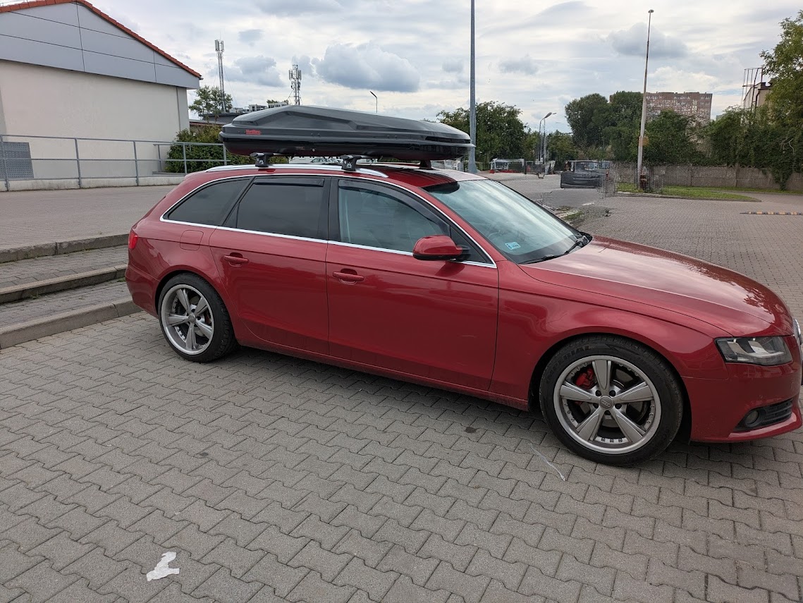 Audi Avant z zamontowanym boxem dachowym Mont Blanc Altitude 350 i bagażnikiem Aguri Runner